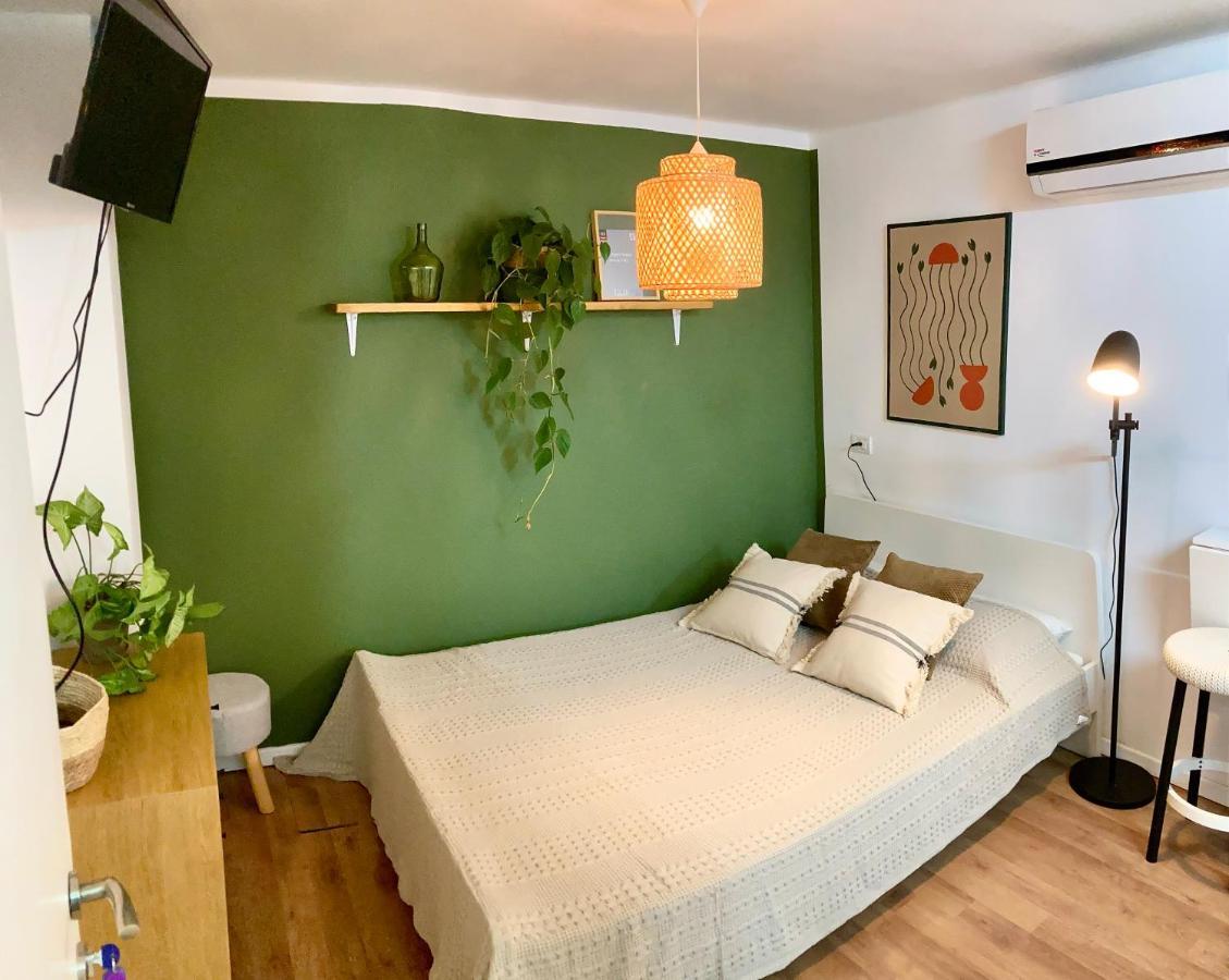 Dotan's Boutique - By The Beach! Apartment *